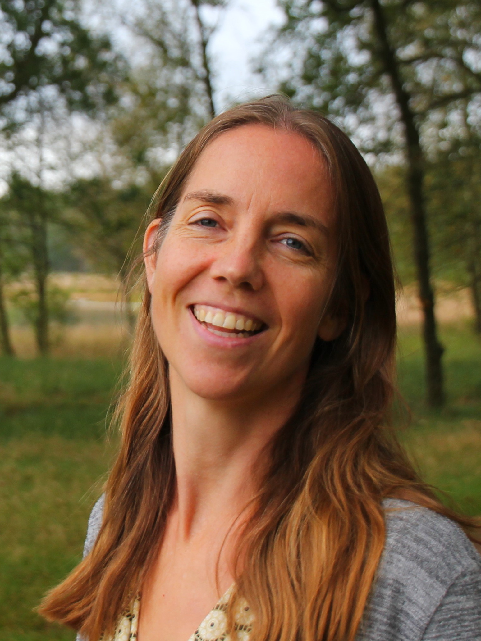 Laura van Berge, oprichter van Praktijk Natuurkracht, buiten in het bos